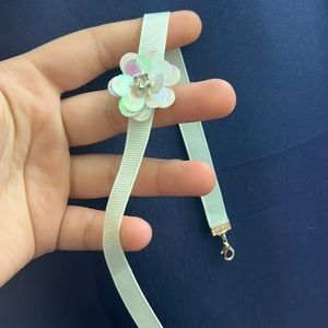 White/iridescent choker with flower and crystal